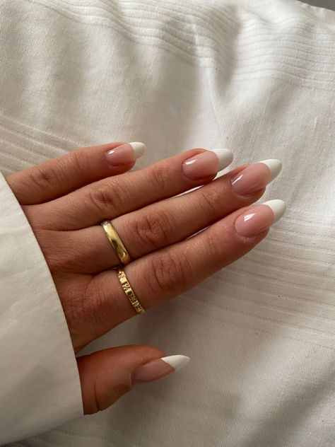 Nails French Tip White, Vanilla Girl Nails, French Tip White, Nails Clean Girl, Almond Nails French Tip, Aesthetic Vanilla Girl, Clean Girl Nails, Nails Basic, Almond Nails French