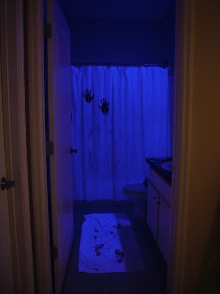 Scary bathroom for Halloween party Scary Bathroom, Awesome Halloween Decorations, Pumpkin Games, Fun Halloween Party Games, Kosher Food, Halloween Bathroom, Easy Halloween Party, Dollar Store Halloween, Halloween Games For Kids