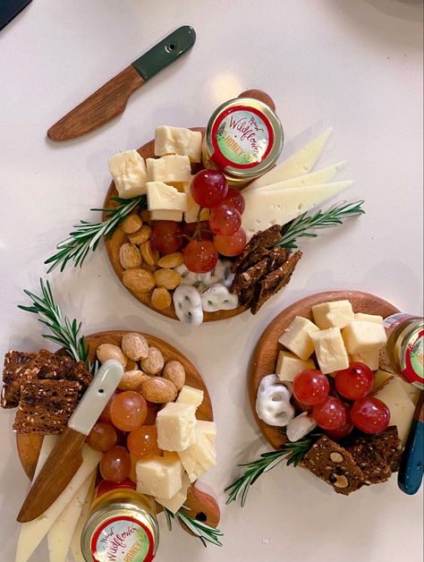 Charcuterie For One Person, Individual Christmas Charcuterie Board Ideas, Mini Cheese Platter For One, Mini Personal Charcuterie Board, Mini Cheese Board For One, Mini Charcuterie Plates, Mini Charturie Boards, Charcuterie Board Ideas Mini, Small Grazing Board Ideas