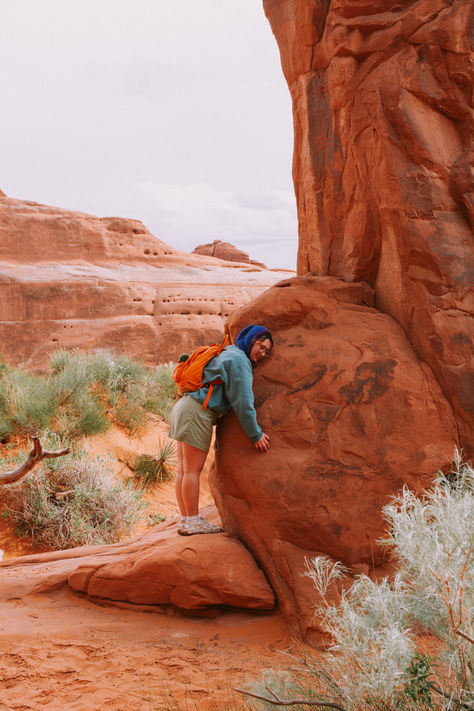 Arches National Park Photoshoot, Hiking Photo Ideas, Photo Ideas Nature, National Park Aesthetic, Aesthetic Nature Photography, Outdoorsy Aesthetic, Park Aesthetic, Hiking Photos, Aesthetic Hiking