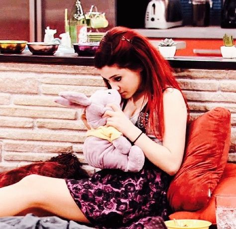 Cat valentine cutie Ariana Grande 2010, Cat Valentine Outfits, Victorious Cat, Tv Characters Outfits, Ariana Grande Bra, Icarly And Victorious, Valentines Gif, Cat Valentine Victorious, Victorious Cast