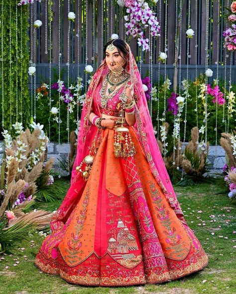 Classy & Small Bridal Kalires For Intimate Weddings Dark Pink Lehenga, Lehenga Color Combinations, Indian Bridal Wear Red, Latest Bridal Lehenga Designs, Lehenga Anarkali, Bridal Lehenga Online, Bengali Bridal Makeup, Indian Wedding Bride, Latest Bridal Lehenga