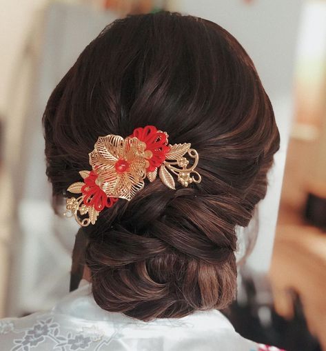 Mandy’s wedding hair over the weekend! 💕 Last weekend was so busy that I’m just getting recovered 😭 Is this how getting old is like? Tea Ceremony Hairstyle, Chinese Tea Ceremony Hair, Chinese Bride Makeup, Asian Hair Updo, Tea Ceremony Hair, Chinese Wedding Hair, Masquerade Ideas, Wedding Ideas 2024, Bridal Hair Up