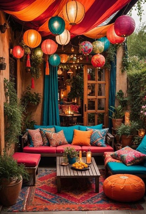 Screened In Patio Decorating Ideas, Backyard Tent Ideas, Colourful Patio, Colourful Backyard, Boho Outdoor Space, Outdoor Restaurant Patio, Pool House Decor, Backyard Tent, Bohemian Patio