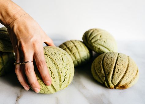 Matcha Melon Pan (Japanese Sweet Bread Buns) Melon Pan, Traditional Chinese Food, Bread Buns, Pancake Cake, Mochi Cake, Coffee Bread, Cookie Toppings, Egyptian Food, Vegan Sausage