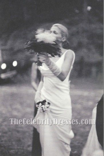 THE COUPLE AT THEIR WEDDING ON CUMBERLAND ISLAND, GEORGIA, SEPTEMBER 21, 1996. Carolyn Bessette-Kennedy wore a ivory slip evening dress with the cowl neckline and backless back at the wedding. Carolyn Bessette-Kennedy looks so stunning in this white iconic wedding dress! Carolyn Basset Wedding, Carolyn Bessette Wedding, Carolyn Bessette, Nye Wedding, Charlotte Rampling, Jfk Jr, 사진 촬영 포즈, Great Love Stories, A Wedding Dress