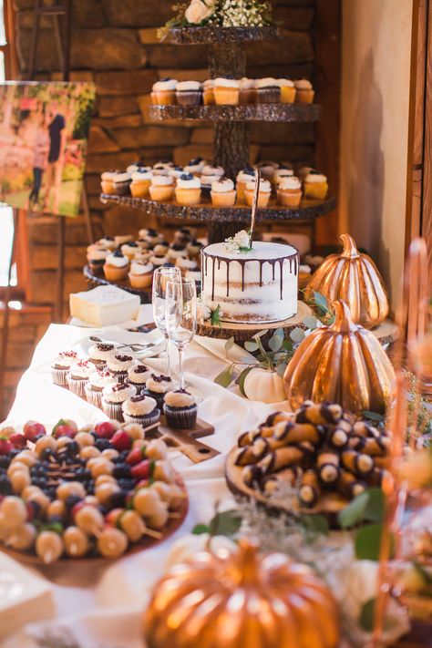 Tastemade Dessert, Fall Wedding Desserts, Rustic Wedding Desserts, Wedding Dessert Bar, Buffet Dessert, Rustic Dessert, Diy Dessert, Backyard Structures, Dessert Bar Wedding