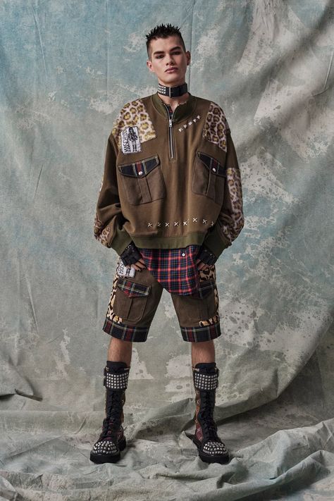 Moschino Pre-Fall 2023 Menswear Fashion Show | Vogue Punk Fashion Male, Punk Outfits Men, Punk Fashion Men, Solarpunk Fashion, 2023 Menswear Fashion Show, Punk Man, Punk Style Outfits, Punk Chic, Punk Men