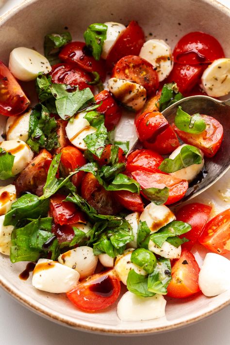 Just because you are on a low FODMAP diet, that doesn’t mean you need to give up caprese salad! Try this gorgeous low FODMAP caprese salad instead. Low Fodmap Potluck Recipes, Fodmap Salad, Fodmap Diet Food Lists, Low Fodmap Appetizers, Fodmap Foods, Food Map, Low Fodmap Diet, Low Fodmap Recipes, Fodmap Diet