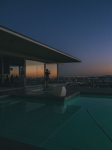 Los Angeles Visual Diary - Stahl House Sunset | Mademoiselle Robot Stahl House, Pierre Koenig, Los Angeles Aesthetic, Live In London, Case Study Houses, Architecture Books, House Viewing, Glass Facades, City Of Angels