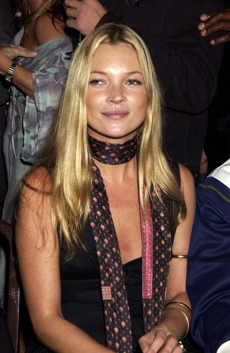 How to Tie a Scarf Like Kate Moss Justin Campbell, American Apparel Ad, Disco Leggings, Kate Moss Style, Estilo Indie, 00s Fashion, Scarf Outfit, Mary Kate Olsen, Tilda Swinton