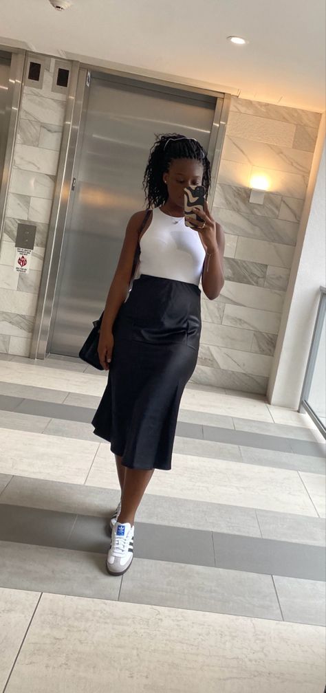 Sneakers and a skirt not ideal but im ready for spriiiing 🌸 Pencil Skirt Sneakers, Skirt Sneakers, How To Wear Sneakers, Look Board, Skirt And Sneakers, Formal Skirt, Elegant Feminine, Black Pencil Skirt, Chunky Sneakers