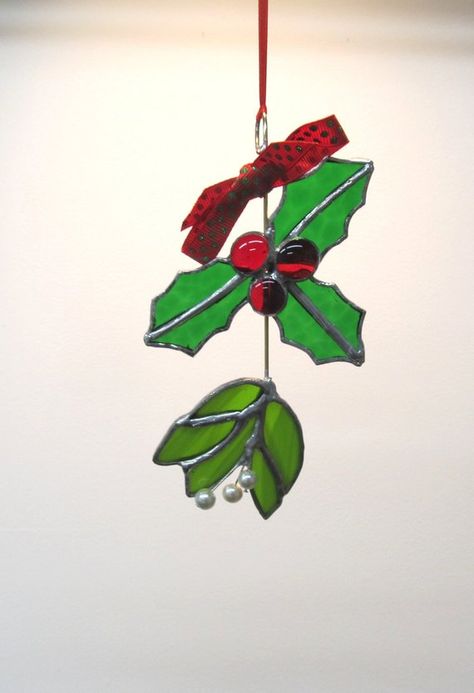 holly and mistletoe traditional stained glass sun catcher tree ornament, home holiday decor, window Christmas Stained Glass, Suncatcher Diy, Diy Staining, Glass Window Art, Stained Glass Decor, Stained Glass Pattern, Stained Glass Ornaments, Stained Glass Christmas, Stained Glass Suncatchers