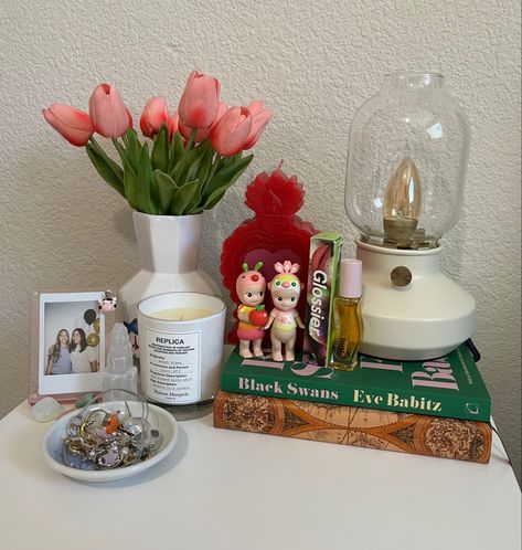 Bedroom Trinkets Decor, College Apartment Decor Aesthetic, Shelves Above Nightstand, Aesthetic Cute Bedroom, Room Trinkets, Side Table Decor Ideas, Bedroom Wall Shelf, Cute Nightstand, Side Table Ideas