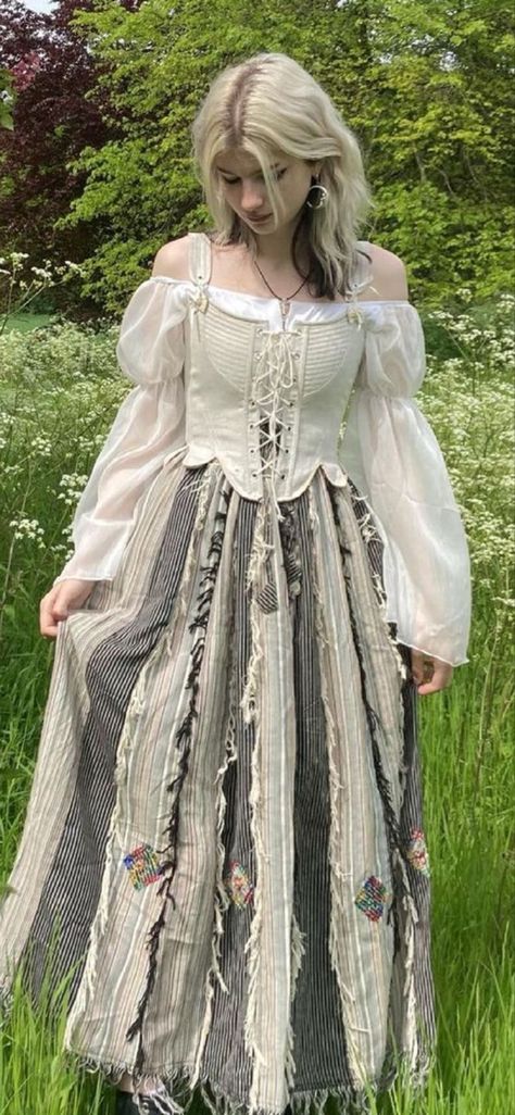 Fairycore Inspo Outfit, Dark Fairytale Outfit, Goblincore Dress Aesthetic, Cute Ren Fair Outfits, Fair Grunge Outfit, Cottage Core Fairy Costume, Fairy Core Outfit Ideas, Rennaisance Outfits Fairy, Renfaire Outfit Fairy