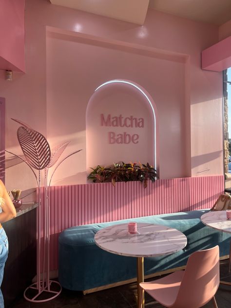 Pink Coffee Shop Aesthetic, Pink Bar Aesthetic, Bakery Aesthetic Pink, Pink Cafe Design, Counter Reception Design, Cute Cafe Aesthetic Interior, Coffee Shop Bar Design, Pink Shop, Pink Cafe Interior