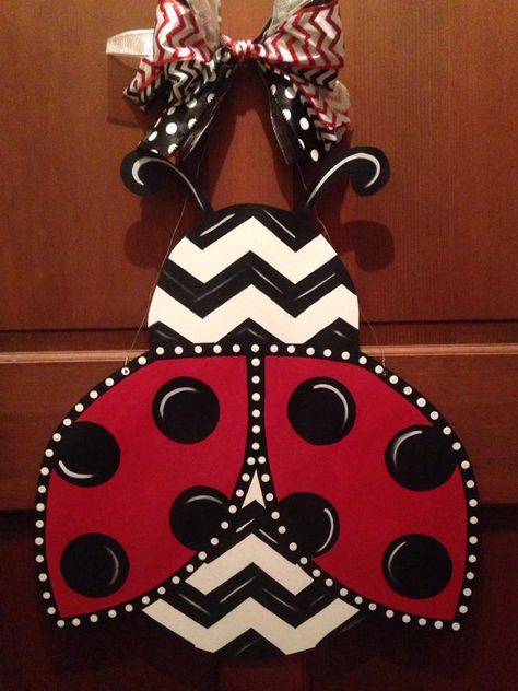 Ladybug Door Hanger, Ladybug Diy, Paint Party Ideas, Ladybug Crafts, Door Hangers Diy, Door Hanger Ideas, Cake Mix Cookie Recipes, Hanger Ideas, Sharing Economy