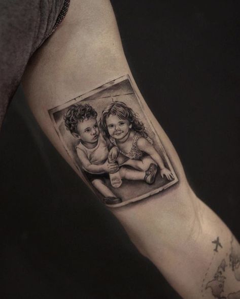 Parent Portrait Tattoo, Potrait Tattoo, Family Tattoo Ideas, Portrait Tattoos, Gangsta Tattoos, Strength Tattoo, Family Tattoo, Female Drawing, Tree Of Life Tattoo