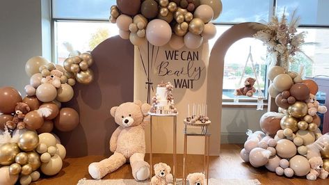 Instagram'da Simply Lavish Events: “We can Bearly 🐻 wait to meet you! A dreamy teddy bear themed Gender reveal A baby Boy is on his way congratulations to our most…” Boho Gender Reveal Ideas, Bear Themed Gender Reveal, Ballon Gender Reveal, Brown Balloon Garland, Teddy Bear Plushies, Boho Gender Reveal, Themed Gender Reveal, Babby Shower, Baby Shower Themes Neutral