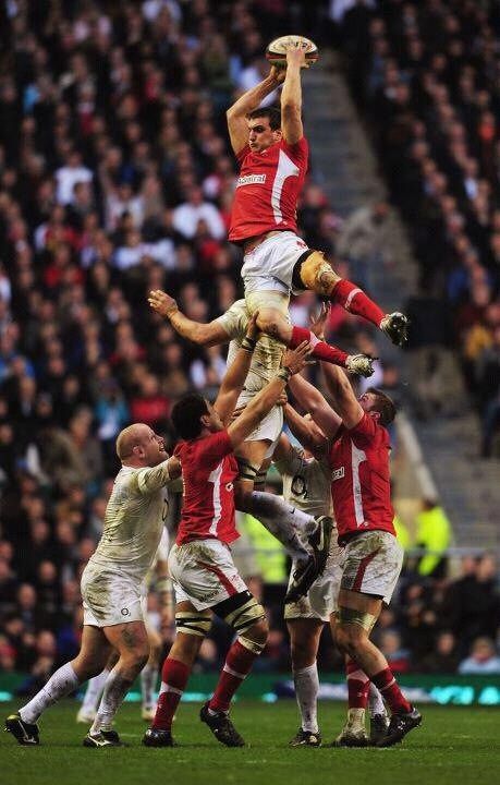 Great line out lift! Eng v Wales 25/2/12 Wales Rugby Team, Rugby Photography, Rugby Drills, Springbok Rugby, Wales Rugby, Welsh Rugby, Rugby Sport, Track And Field Athlete, Football Photography