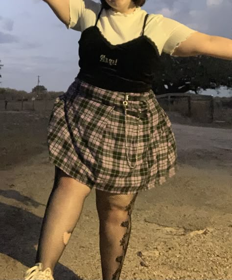 grunge alt punk soft goth scene plus size shein fishnet outfit Plus Size Grunge, Instagram Grunge, Fishnet Outfit, Outfits Skirts, Soft Grunge Outfits, Soft Goth, Goth Scene, Outfits Curvy, Alt Outfits