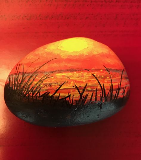 Rock Art Sunset, Sunrise Rock Painting, Sunset Painted Rocks, Sunset Rock Painting, Sunset Painting Easy, Fire Rocks, Garden Rock Art, Diy Rock Art, Stone Art Painting