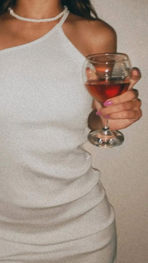 Woman Drinking Martini Photography, Picture With Wine Ideas, Wine Glass Poses Instagram, Aesthetic Wine Glass Pictures, Sipping Wine Aesthetic, Wine Poses Instagram, Photoshoot With Wine Glasses, Wine Pictures Aesthetic, Poses With Wine Glasses