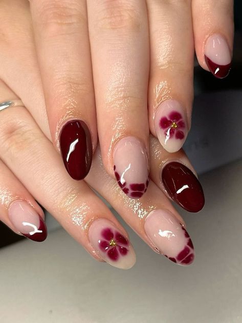 Short Almond Nails Floral, Cute Natural Christmas Nails, Christmas Nails Inspo 2024 Short, Fall Nails Cherry Red, Easy Fall Acrylic Nails, Short Maroon Nails With Design, Burgundy Nails With Flowers, Winter Nails Inspo Short, Floral Red Nails