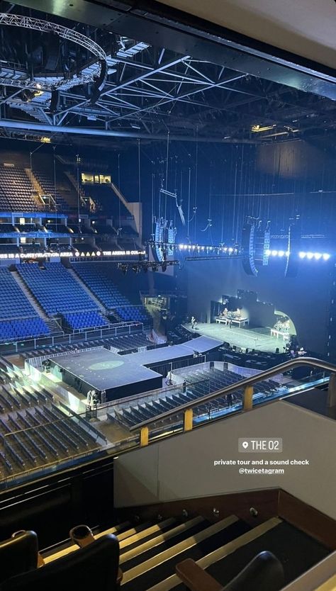 Small Concert Stage, Small Concert, Arena Stage, Stage Ideas, Performance Stage, O2 Arena, Concert Stage, Concert Venue, Stage Set