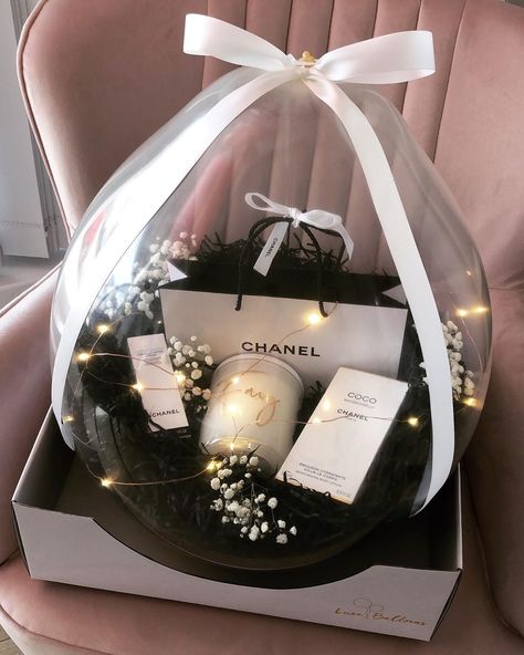 Luxe Balloons on Instagram: “‘Don’t be like the rest of them, darling.’ - Coco Chanel” Gifts In A Balloon, Gift In Balloon, Balloon Gift Basket, Stuffed Balloons, Clear Balloon, Regalos Ideas, Luxury Gift Basket, Balloon Gifts, Balloon Business