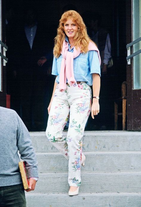 Duchess Sarah Ferguson aka Fergie's Young Fashion Style: wearing a classic eighties ensemble of jeans, shirt, knotted jumper and pumps Prince Andrew And Fergie, Sarah Duchess Of York, English Royalty, Alfred Sung, Sarah Ferguson, Single Woman, Duchess Of York, Print Jeans, Fashion Moments