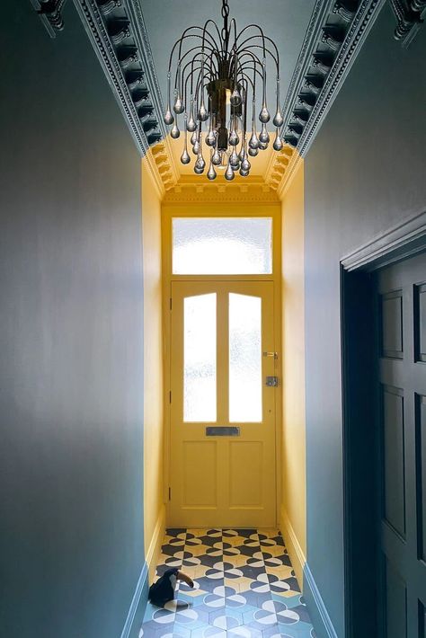 Lambriseringen Gang, Yellow Hallway, Bright Hallway, Hallway Paint, Hallway Colours, Narrow Hallway Ideas, Narrow Entryway, Maximalist Interior, Yellow Door