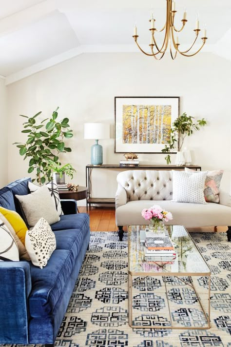 A classic living room full of pattern: http://www.stylemepretty.com/living/2017/02/08/a-classic-home-tour-full-of-gorgeous-pattern/ Photography: Colin Price - http://colinprice.photography/ Furnitur Ruang Keluarga, Transitional Living, Casa Vintage, Classic Living Room, Classic Decor, Room Remodeling, A Living Room, Transitional Design, Small Living Room