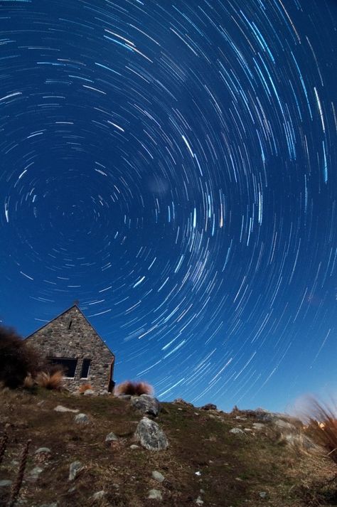 How to do astrophotography, timelapse of the stars, timelapse at night. This is an easy beginners guide on how to do a timelapse of the stars at night to create and make star trails with a Canon550D. Star Timelapse, Stars Timelapse, Astrophotography Tutorial, Star Trails Photography, Astro Photography, Trick Photography, Panorama Photography, Canon Cameras, Digital Photography Backdrops