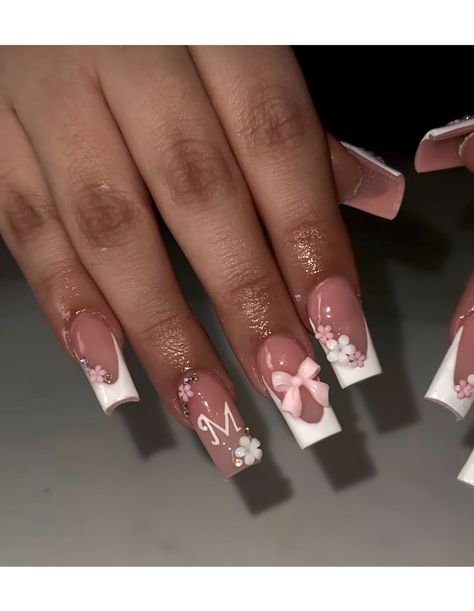 Acrylic Nails With A G Initial, Christmas Nails Acrylic With Initial, Acrylic Nails With Rhinestones And Initials, Xmas Nails With Initial, Mail With Initial, Cute Nails Initials, Acrylic Nail Ideas For Back To School, Cute Simple Nails With Initial, Pretty Nails With Initials