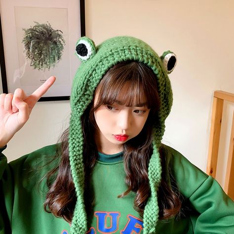 Frog Cap Sweet Easy-matching Woolen Yarn Big Eye Frog Knitted Hat for Autumn Description: Characterized by all-match and fashionable characteristics, you will be the eye-catching one in the crowds and our frog hat can be used in many situations. Its ears-wrapping design can keep warm, and its lightweight characteristic will make it easy to carry. Made of high quality woolen yarn material, the frog hat is skin-friendly and washable. The frog hat circumference is 55-59cm. It is suitable for daily Winter Bonnet, Beanies Knitted, Frog Hat, Knitted Hat, Winter Hat, Hat Cap, Warm Winter, Hip Hop, Green