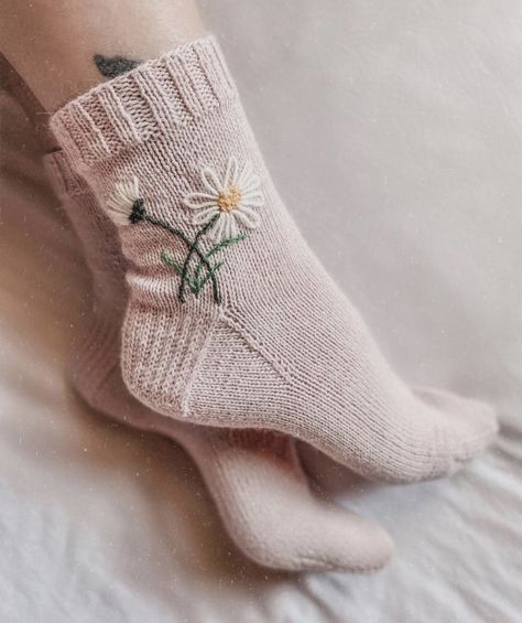 Embroidery Slippers, Socks Ideas, Crochet Baby Socks, Cushion Embroidery, Clothes Embroidery Diy, Embroidered Socks, Handmade Socks, Diy Socks, Sock Knitting Patterns