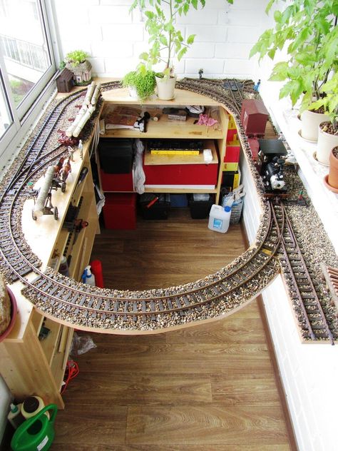 Family Garden Ideas, Live Steam Locomotive, Lionel Trains Layout, Toy Train Layouts, Life In Russia, Garden Trains, Small City Garden, Garden Railroad, Lego Train