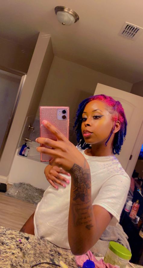 Short locs with color Short Loc Color Ideas Black Women, Colored Roots Locs, Split Color Locs, Short Locs Color Ideas, Different Color Locs, Two Tone Locs Black Women, Locs Colors, Rainbow Locs, Pink And Blue Locs