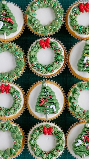 Wreath Cupcakes Christmas, Christmas Cupcakes Decoration, Christmas Cupcakes, Red Bow, Cupcakes Decoration, Royal Icing, Christmas Holidays, Christmas Wreaths, Candy