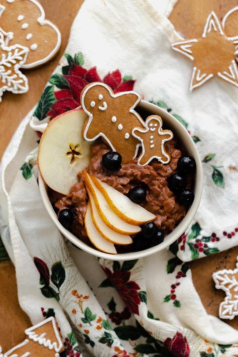 Vegan Chocolate Gingerbread Oatmeal - the perfect Christmas breakfast! Creamy oats, gingerbread spice, cacao, vanilla, and blueberries. This oatmeal takes only 10 minutes to make, it's hearty, filling, and full of warming winter spices. Learn more via the link! #gingerbread #breakfastrecipes #christmascooking Gluten Free Christmas Breakfast, Breakfast Ideas For Christmas, Gingerbread Oatmeal, Creamy Oats, Easy Christmas Breakfast, 5 Star Recipes, Food Polls, Christmas Breakfast Ideas, Gingerbread Spice