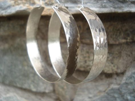 image 0 Hoop Earring Outfit, Modern Hoop Earrings, Hammered Silver Jewelry, Silver Jewelry Diy, Hammered Hoop Earrings, Big Hoop Earrings, Silver Circle, Large Hoop Earrings, Handcrafted Earrings