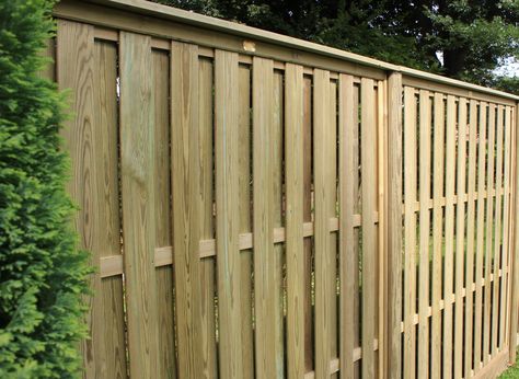 Vertical Fence Ideas, Chain Link Fence Cover, Small Barn Plans, Fence Extension, Fence Cover, Redwood Fence, Garden Room Ideas, Wood Fence Design, Wood Fences