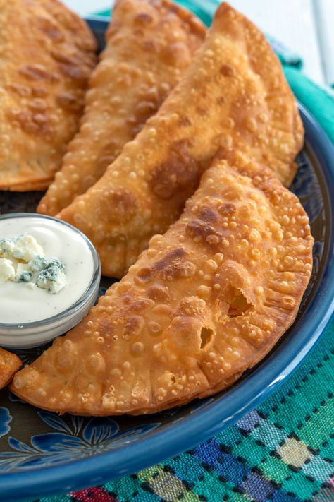 Buffalo Chicken Empanadas, Chicken Hand Pies, Favorite Party Appetizers, Easy Fast Dinner Recipes, Chicken Empanadas, Buffalo Recipe, Easy Buffalo Chicken, Buffalo Chicken Recipes, Chicken Egg Rolls