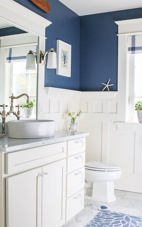 Navy Blue and White Bathroom - Saw Nail and Paint Blue White Bathrooms, Makeover Kamar Mandi, Navy Bathroom, Beach House Bathroom, Bathroom Diy, Bathroom Paint Colors, Vinyl Decor, Blue Bathroom, Bathroom Renos