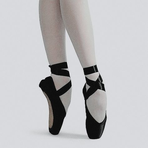 Goth Ballet, Morgan Aesthetic, Black Ballet Shoes, Ballet Pointe Shoes, Ballet Beauty, Black Ballerina, Ballet Clothes, Ballet Girls, Pointe Shoes