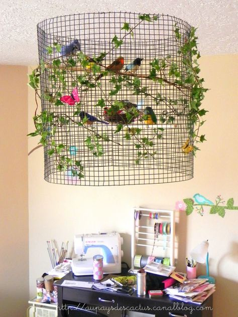 Voici un nouveau DIY très simple à réaliser...une suspension champêtre pleine de charme créée par Madame Cactus pour décorer son atelier : une cage aux pious trop chou! Création sur une idée de Bonne-Maman et Bon-Papa Cactus (rendons à César ce qui appartient... Kattokruunu Diy, Diy Bird Cage, Decoration Vitrine, Lamp Makeover, Diy Lampe, Diy Birds, Pola Kristik, Bird Cages, Décor Diy