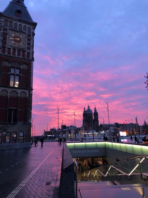 Amsterdam Life, Stolen Pics, Netherlands Aesthetic, Amsterdam Pictures, Amsterdam Aesthetic, City Life Aesthetic, Aesthetic Sunrise, Nature City, Sweet 17