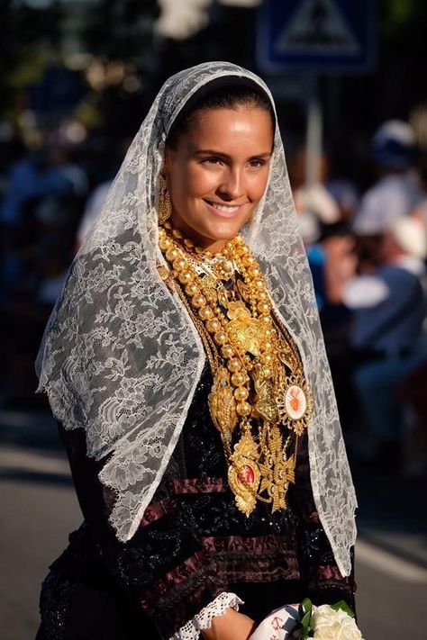 Traditional Spanish Dress, Portuguese Clothing, Brazilian Dress, European Costumes, Spanish Dress, National Clothes, European Culture, Folk Fashion, Traditional Fashion