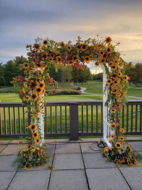 Seating Chart Display, Wedding Decorations Ideas, Sunflower Wedding Decorations, Bridal Backdrops, Rustic Sunflower Wedding, Sunflowers And Roses, Sunflower Wedding Bouquet, Sunflower Themed Wedding, Rustic Wedding Decorations